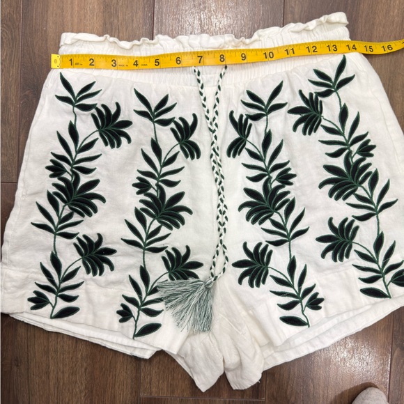 House of Harlow 1960 White Shorts with Green Leaf Embroidery - Picture 6 of 10